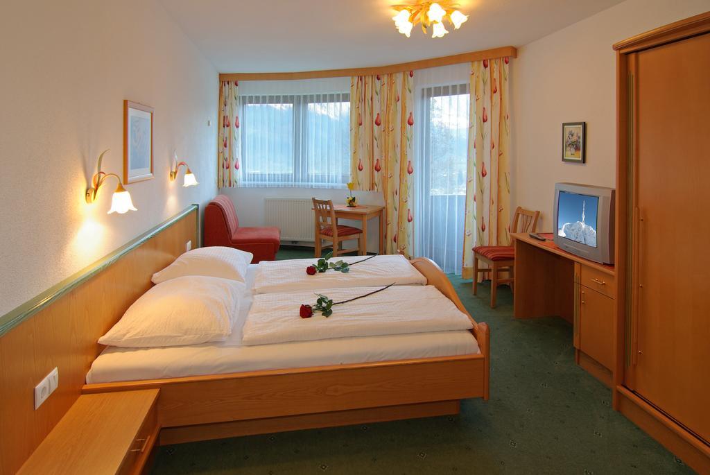 Hotel Garni Romantik Fügen Quarto foto