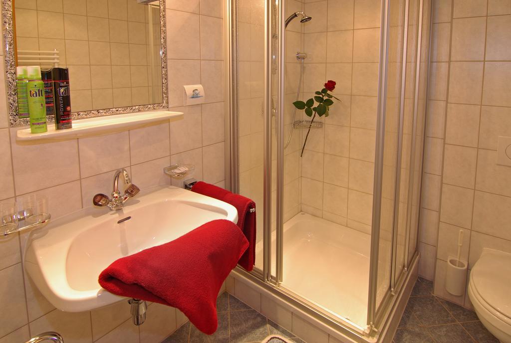 Hotel Garni Romantik Fügen Quarto foto
